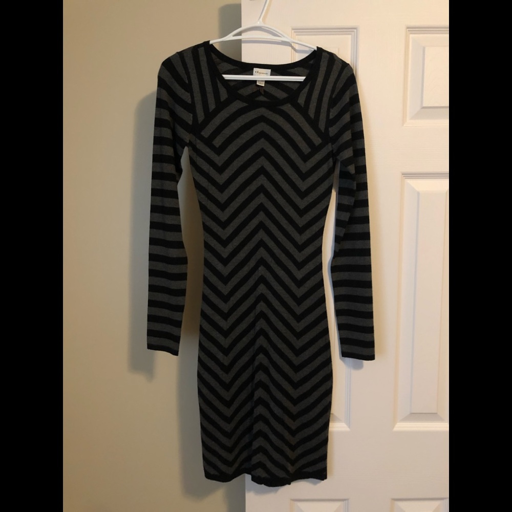 Dynamite size small black & grey long sleeved dress.